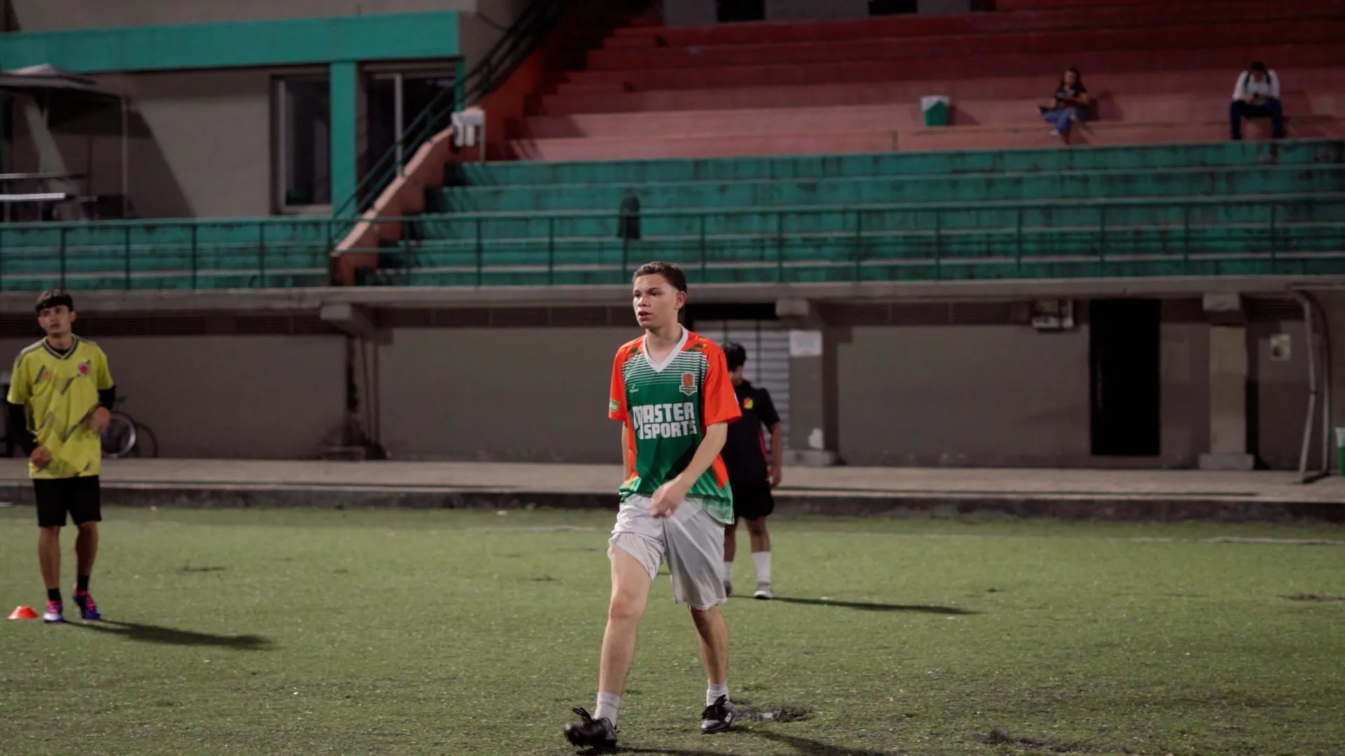 Escena en la cancha del documental Moisés, con producción ejecutiva de Melissa Osorio
