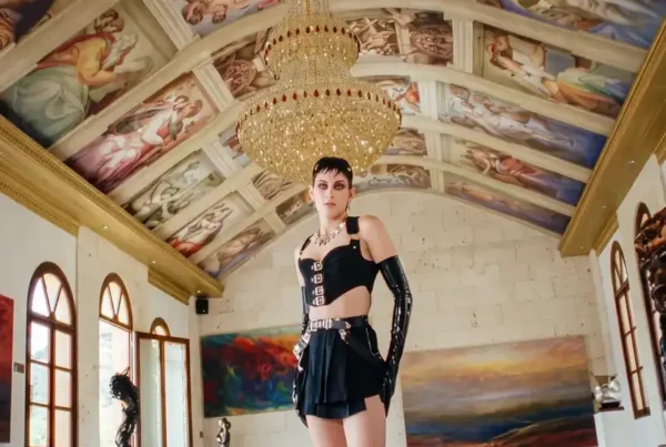 Modelo en una galería de arte, fotograma de Morfosis con dirección de arte de Melissa Osorio