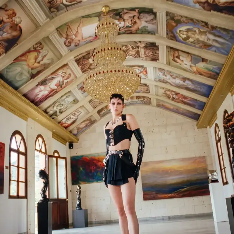 Modelo en una galería de arte, fotograma de Morfosis con dirección de arte de Melissa Osorio