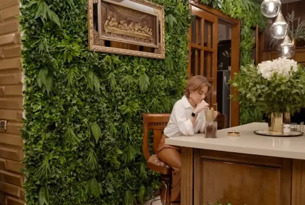Escena de Raíces y Alas en una cocina con jardín vertical, producción audiovisual de Melissa Osorio