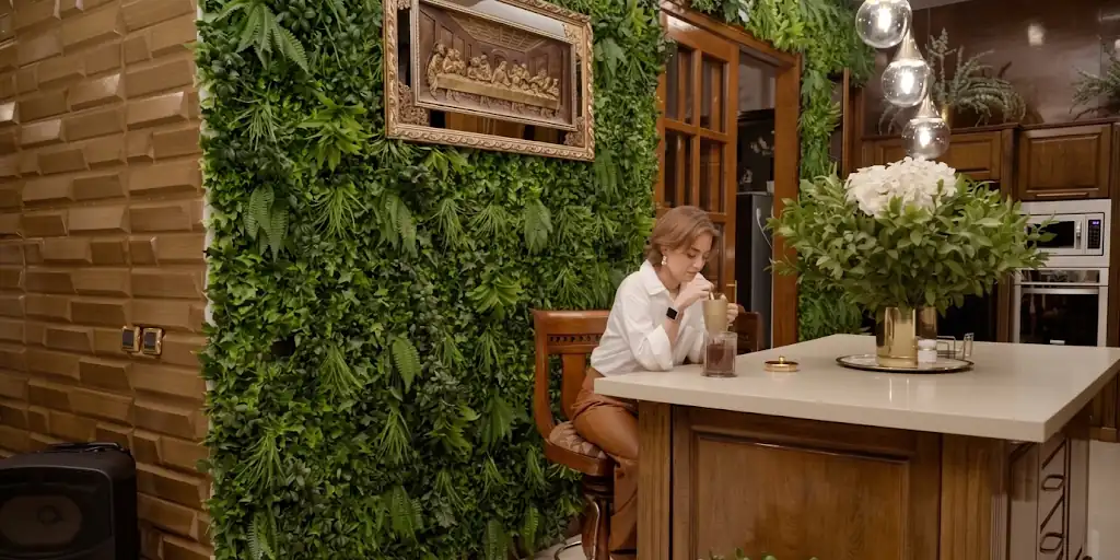 Escena de Raíces y Alas en una cocina con jardín vertical, producción audiovisual de Melissa Osorio